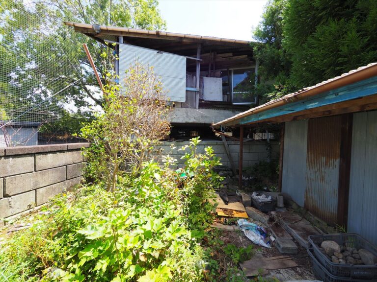古い倉庫と建物。道路から一段低い土地